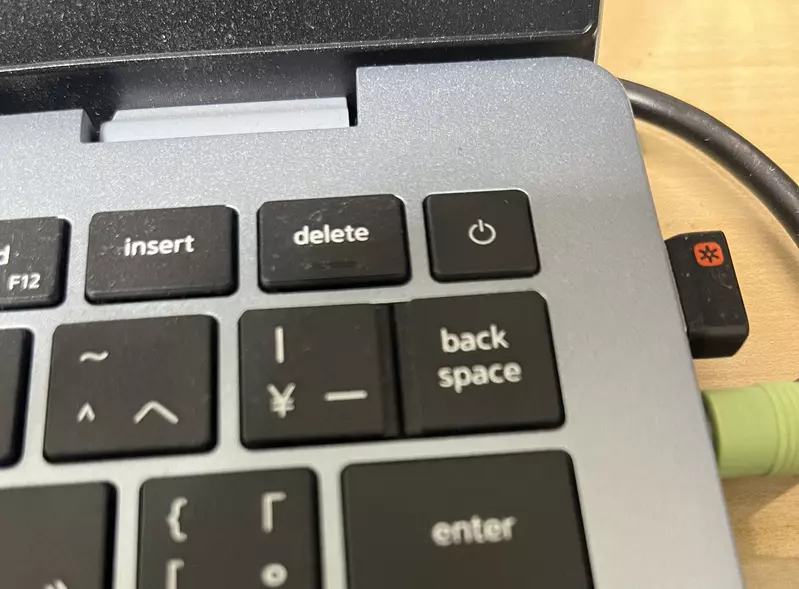 《恨死這種筆電設計的人》為什麼把電源鍵放在這裡?恨不得把設計師的骨頭做成椅子 《恨死這種筆電設計的人》為什麼把電源鍵放在這裡?恨不得把設計師的骨頭做成椅子