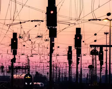 網友攝影拍出了猶如《福音戰士》世界觀的感覺 黃昏色的背景加上工業產物讓畫面有種說不出的美感