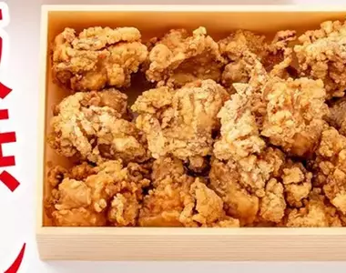 這樣就對了《但馬雞唐揚炸雞便當》日本鐵路便當業者推出的聖誕節期間限定餐點,沒有飯只有炸雞(爽)