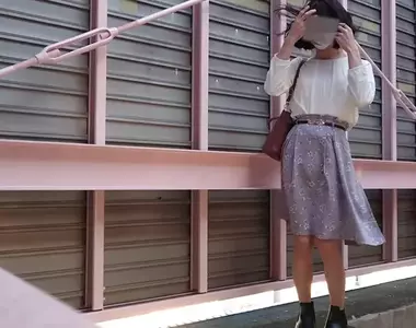 癡漢搭訕事件 對著路過的女初中生說〝人家裙子裡沒有穿內褲唷〞這樣下流的話