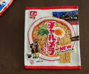 手工活技藝極致表現《泡麵包裝刺繡》一針一線把泡麵外包裝完整縫製出來~超強