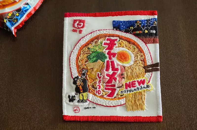 手工活技藝極致表現《泡麵包裝刺繡》一針一線把泡麵外包裝完整縫製出來~超強 手工活技藝極致表現《泡麵包裝刺繡》一針一線把泡麵外包裝完整縫製出來~超強