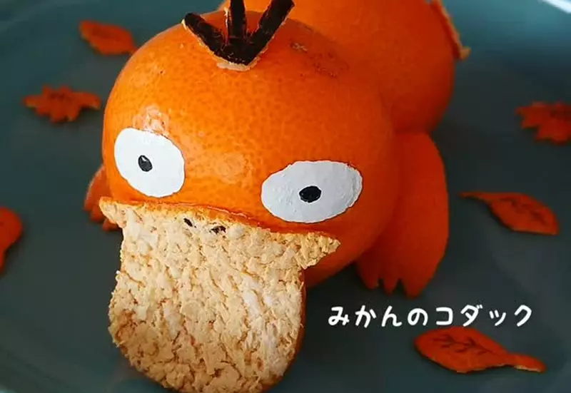 用橘子皮做成的《可達鴨》想像不到擺在客廳的水果也能搖身一變成為寶可夢