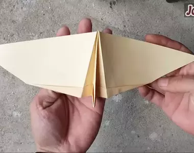 教你折出一架可以飛很久的紙飛機方法 情況適當的話飛行距離可以非常的~長