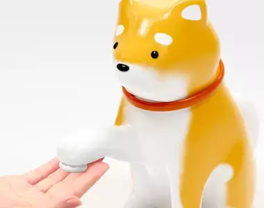 日本創意大師的腦洞設計《柴犬給皂機》只要握手手就會擠出一個泡沫小爪印