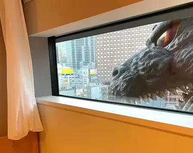 網友入住《格拉斯麗新宿酒店》距離哥吉拉太近結果晚上根本睡不著(怕)