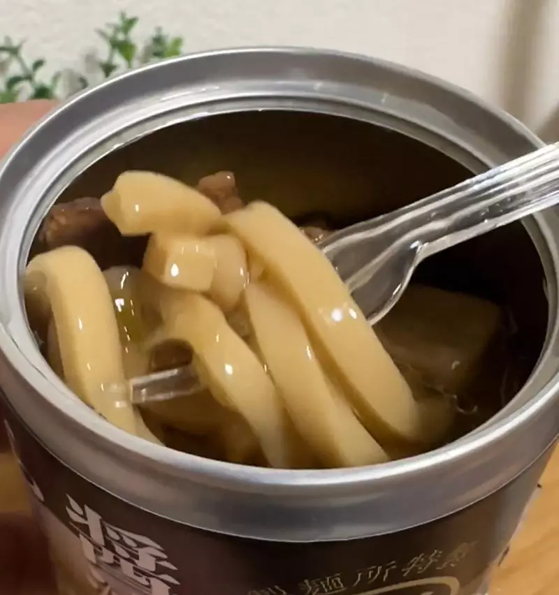 《世界首創拉麵罐頭》不是蒟蒻麵而是正宗小麥麵 連自動販賣機迷都直呼太扯了