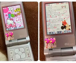 七年級生發現20年前使用的翻蓋手機 有拍貼還有大塚愛「愛撒嬌」的歌詞，分享畫面引起廣大網友共鳴