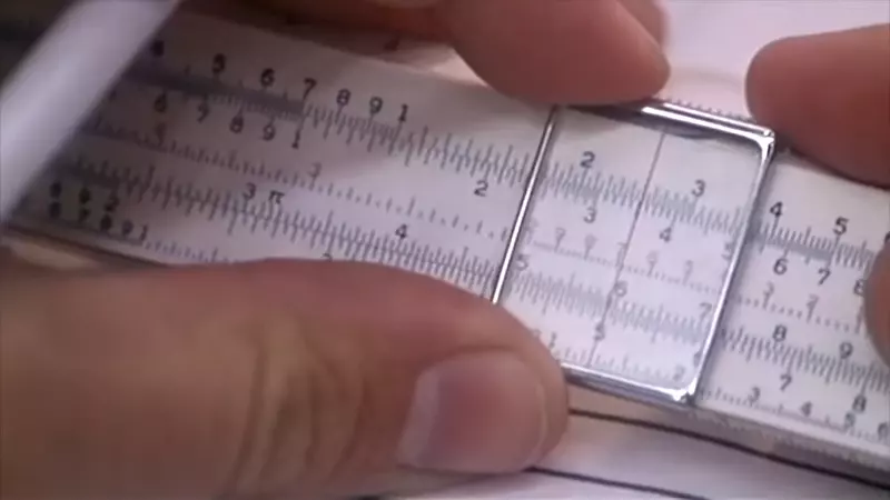 《這是什麼東西》日本工廠發現一條奇怪的板子 計算機普及之前都靠這個來算數 《這是什麼東西》日本工廠發現一條奇怪的板子 計算機普及之前都靠這個來算數