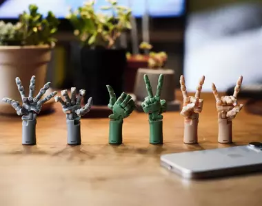 扭蛋商品《OLIVE HAND》可動手手 能精緻重現各種手掌動作外,還被網友玩出了新花樣