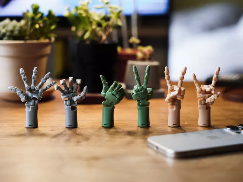 扭蛋商品《OLIVE HAND》可動手手 能精緻重現各種手掌動作外，還被網友玩出了新花樣