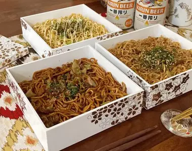 網友的正月料理《泡麵年菜》某方面來說過年吃的這種御節料理也算得上豪華吧!?