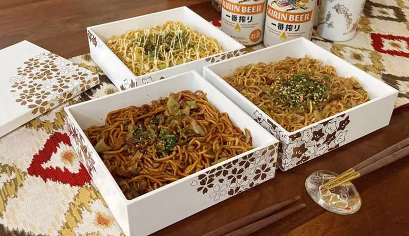 網友的正月料理《泡麵年菜》某方面來說過年吃的這種御節料理也算得上豪華吧!? 網友的正月料理《泡麵年菜》某方面來說過年吃的這種御節料理也算得上豪華吧!?