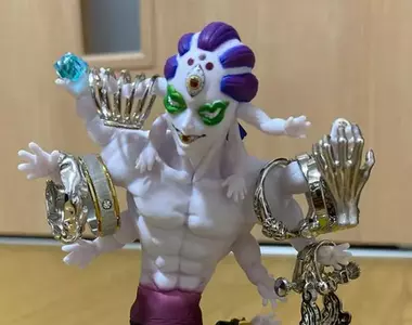 網友分享《上弦鬼玉壺模型的正確使用方法》可以拿來掛手飾、戒指、項鍊，甚至便當吃完多的橡皮筋也能掛在上面~敲實用