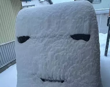 網友分享《出門驚見雪人Domo君》開門外出差點被這龐然大物給嚇到