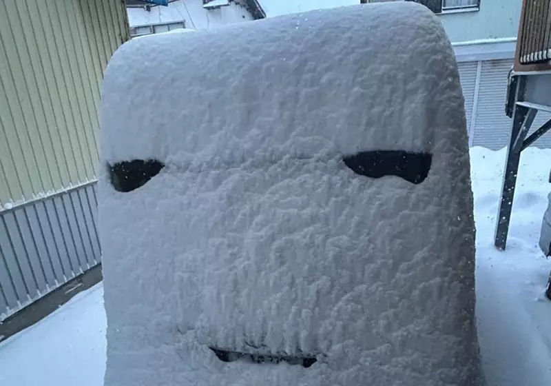 網友分享《出門驚見雪人Domo君》開門外出差點被這龐然大物給嚇到 網友分享《出門驚見雪人Domo君》開門外出差點被這龐然大物給嚇到