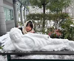 會雕刻佛像的女孩大顯身手 因為京都下雪了就順手做了一尊雪人佛像