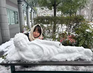 會雕刻佛像的女孩大顯身手 因為京都下雪了就順手做了一尊雪人佛像