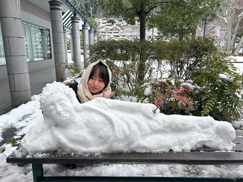 會雕刻佛像的女孩大顯身手 因為京都下雪了就順手做了一尊雪人佛像 會雕刻佛像的女孩大顯身手 因為京都下雪了就順手做了一尊雪人佛像