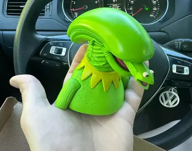 怪奇宅小物 大青蛙科米與異形合體的半身胸像，這款詭異到有點可愛