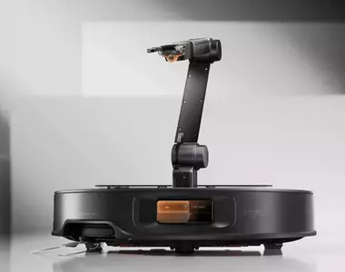 Roborock推出的《Saros Z70》掃地機器人 有機械臂幫你撿拾地上的襪子