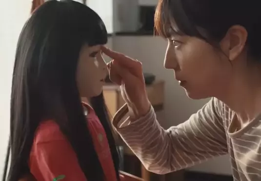 長澤雅美主演《人偶之家/DOLL HOUSE》一個離不開媽媽的娃娃，不管怎麼丟棄都會回到自己的身邊(怕)