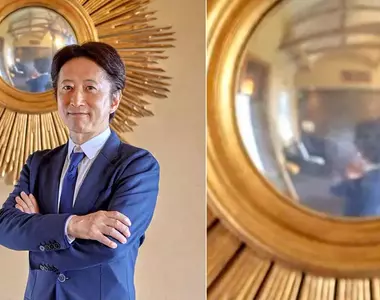 喜迎30周年《手塚治虫紀念館》放了張荒木飛呂彦老師的照片,結果網友的目光全都聚焦在...誰拍的???