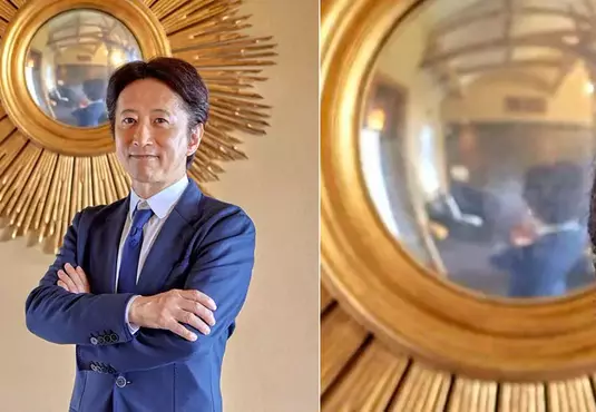 喜迎30周年《手塚治虫紀念館》放了張荒木飛呂彦老師的照片，結果網友的目光全都聚焦在...誰拍的？？？