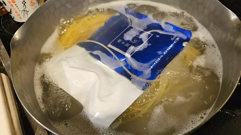 《日本料理網紅Ryuji》調理包跟義大利麵一起煮 挨批不衛生引爆炎上風波 《日本料理網紅Ryuji》調理包跟義大利麵一起煮 挨批不衛生引爆炎上風波