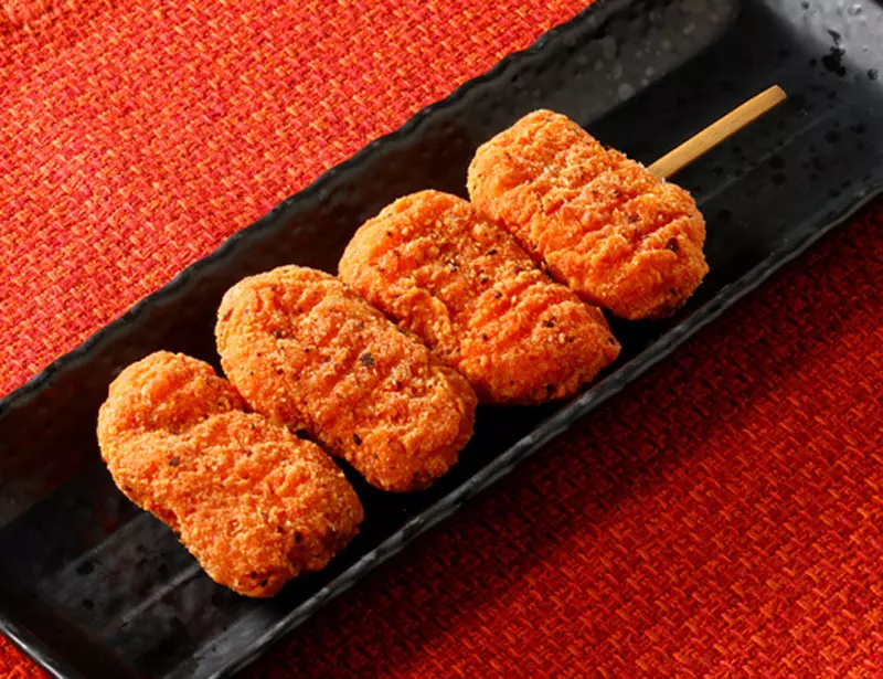 日本LAWSON便利店新品《一串雞塊》逛街走累了這是你滿足小餓的最佳選擇 日本LAWSON便利店新品《一串雞塊》逛街走累了這是你滿足小餓的最佳選擇