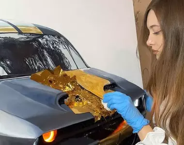 3D藝術畫家《Sysoeva Ekaterina》喜歡畫跑車的她不但能讓車車變得立體，甚至還能裝上車頭燈打光