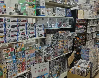 《不輸專業模型店的7-11之二》晚上突然想組裝鋼普拉嗎?來這裡從顏料到工具一次買齊