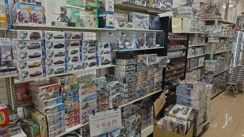 《不輸專業模型店的７－１１之二》晚上突然想組裝鋼普拉嗎？來這裡從顏料到工具一次買齊