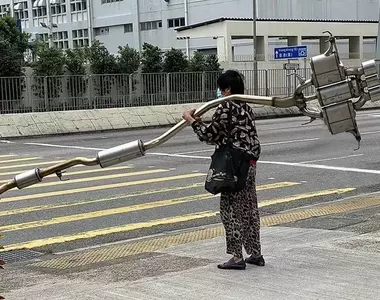 迷因化的香港扛排氣管阿婆 現在還有廠商將其製作變成模型化~超鬧