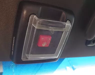 《絕對不能按的按鈕》車上發現一個神祕的紅色按鈕 網友們超好奇按下去會發生什麼事