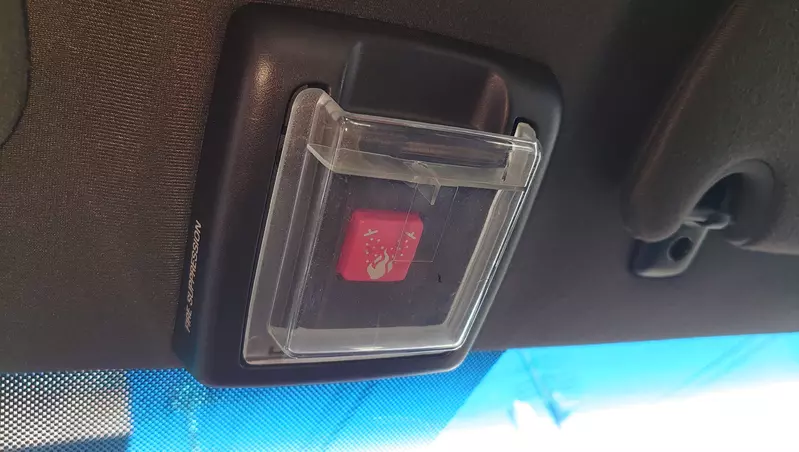 《絕對不能按的按鈕》車上發現一個神祕的紅色按鈕 網友們超好奇按下去會發生什麼事 《絕對不能按的按鈕》車上發現一個神祕的紅色按鈕 網友們超好奇按下去會發生什麼事