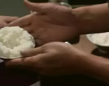 《日本俠客用餐禮儀》吃飯只吃一碗非常不吉利?老電影的特殊添飯法讓網友看傻了