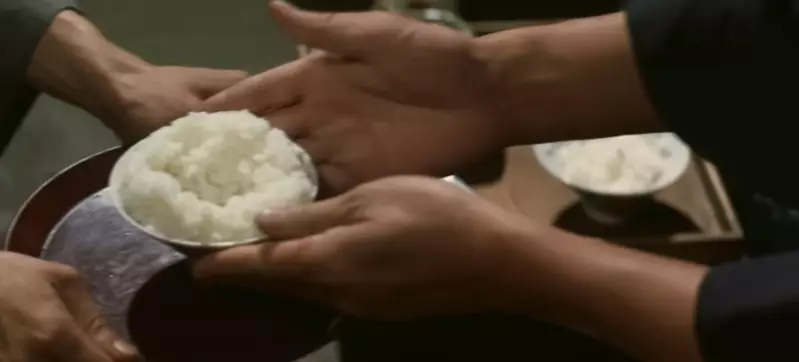 《日本俠客用餐禮儀》吃飯只吃一碗非常不吉利?老電影的特殊添飯法讓網友看傻了 《日本俠客用餐禮儀》吃飯只吃一碗非常不吉利?老電影的特殊添飯法讓網友看傻了