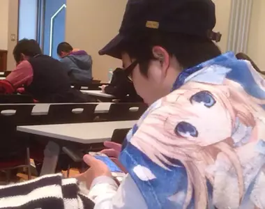 《帶動漫周邊參加大學考試》被其他考生拍照嘲笑還PO網 兩人竟結為好友直到10年後依然有聯繫