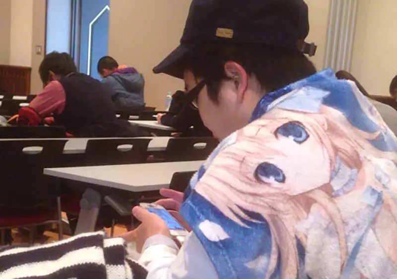 《帶動漫周邊參加大學考試》被其他考生拍照嘲笑還PO網 兩人竟結為好友直到10年後依然有聯繫 《帶動漫周邊參加大學考試》被其他考生拍照嘲笑還PO網 兩人竟結為好友直到10年後依然有聯繫
