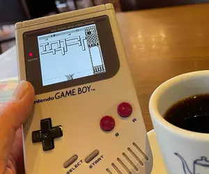 帶著GAMEBOY出門遊玩的網友 結果搭車的時候引起超多路人側目