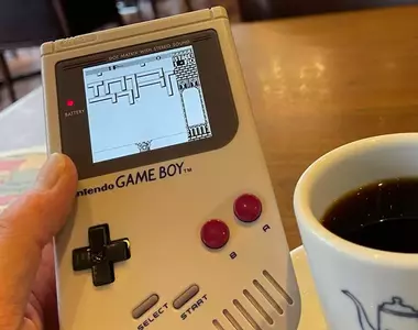 帶著GAMEBOY出門遊玩的網友 結果搭車的時候引起超多路人側目