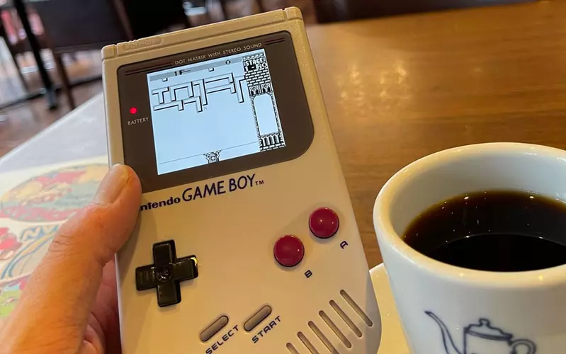 帶著GAMEBOY出門遊玩的網友 結果搭車的時候引起超多路人側目