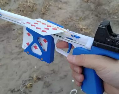 網友自己製作的《撲克牌槍》不但真的能發射撲克牌而且威力大到還能切斷小黃瓜！？