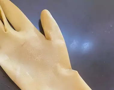 網友分享《把橡膠手套剩餘價值榨乾的方法》東西破洞了先別急著丟,拿把剪刀還能做成有用的東西