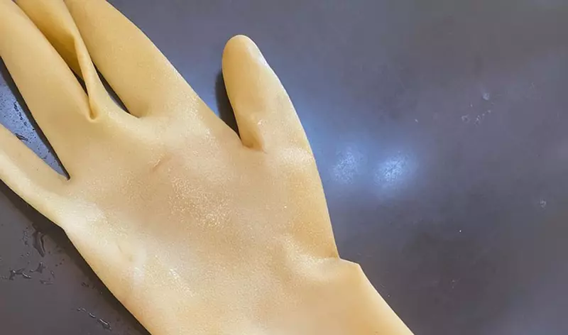 網友分享《把橡膠手套剩餘價值榨乾的方法》東西破洞了先別急著丟，拿把剪刀還能做成有用的東西