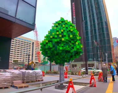 福岡新景點《像素樹 PixelTree》象徵自然與科技共存來自阿根廷藝術家「Leandro Erlich」創作的作品