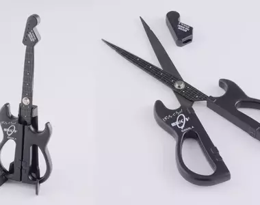 日本nikken推出《孤獨搖滾!》吉他造型剪刀,有「團結Band」黑色款以及「小波奇」粉色兩種款式