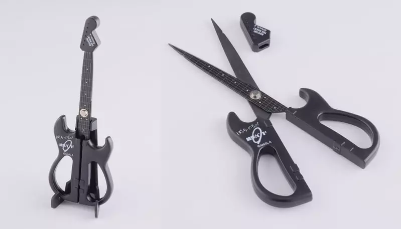 日本nikken推出《孤獨搖滾！》吉他造型剪刀，有「團結Band」黑色款以及「小波奇」粉色兩種款式