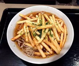 《話題美食：薯條蕎麥麵》天婦羅、可樂餅吸湯汁都很好吃 同為炸物的薯條又搭不搭呢？